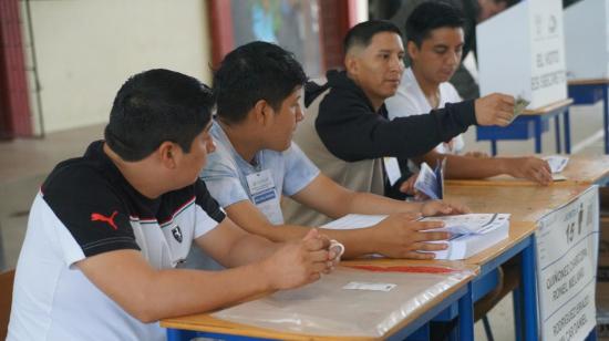 Miembros de una Junta Receptora del Voto en la consulta popular de abril de 2024.