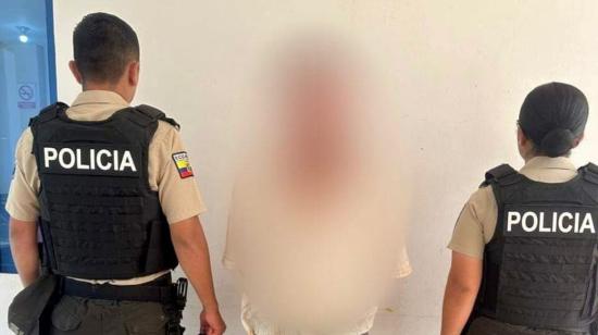 Dos policías custodian a Alonso Antonio C. S., con prisión preventiva por la violación incestuosa y femicidio de su nieta en Zamora Chinchipe.