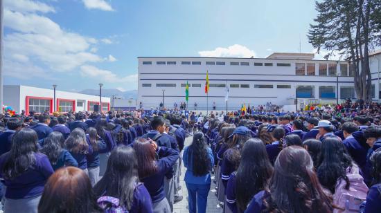 Minuto Cívico en una institución educativa de Cayambe, en el inicio de clases del régimen Sierra-Amazonía, el 2 de septiembre de 2024.