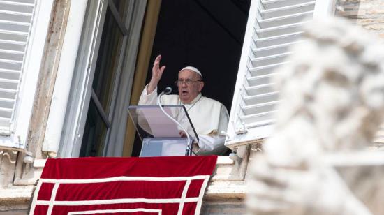 El Papa Francisco dirige el rezo del Ángelus desde la ventana de su despacho con vistas a la Plaza de San Pedro, Ciudad del Vaticano, 01 de septiembre de 2024.