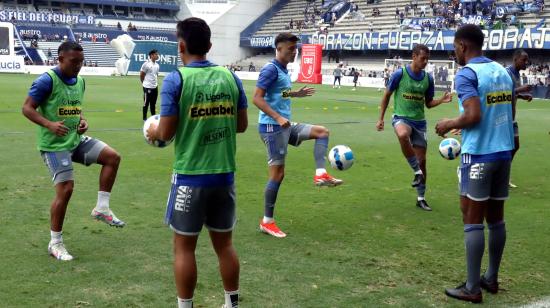 Los jugadores de Emelec hacen ejercicios precompetitivos el domingo 1 de septiembre, antes del duelo ante Orense, por la LigaPro.