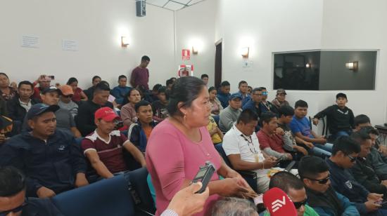 Una mujer indígena, acompañada de representantes de comunidades waoranis y kichwas, dirige unas palabras a representantes del Gobierno, en una sede de Petroecuador, en Quito, 3 de septiembre de 2024.