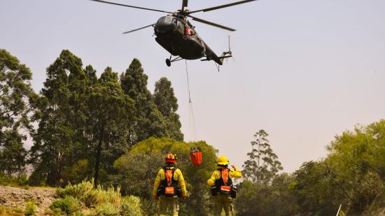 Imagen de uno de los helicópteros que trata de apagar un gran incendio en Quilanga, en el sur de Ecuador, el 3 de septiembre de 2024.