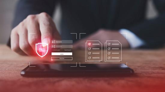 Persona activando sistemas de ciberseguridad.