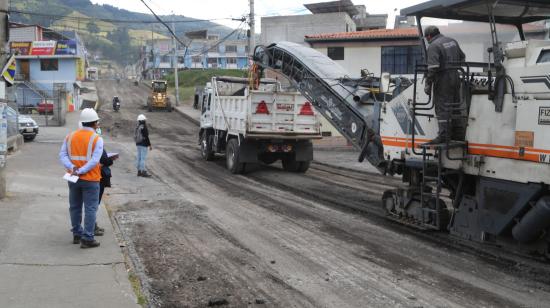 Trabajadores del Municipio de Quito realizan trabajos de repavimentación, el 3 de septiembre de 2024.