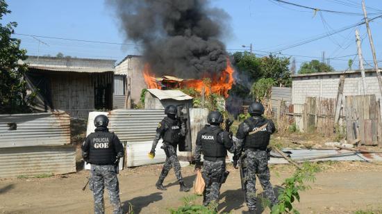 Unidades tácticas queman una casa que según la Policía era utilizada por delincuentes para mantener a personas secuestradas, en Monte Sinaí, en Guayaquil, el 19 de junio de 2024.