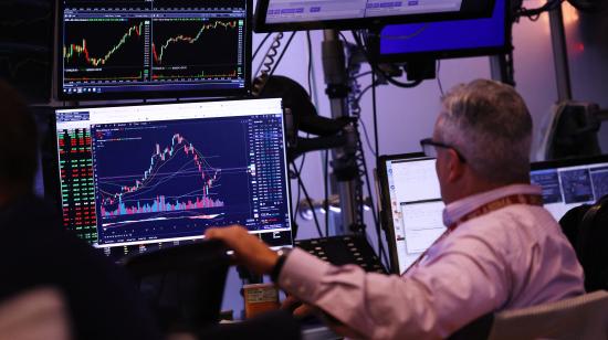 Fotografía de archivo de corredores de bolsa que trabajan en la 'New York Stock Exchange' el 20 de agosto de 2024