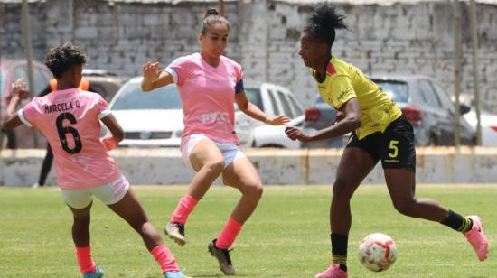 Jugadoras de Club Ñañas y Barcelona SC en la semifinal de ida de la Superliga Femenina, 3 de septiembre de 2024.