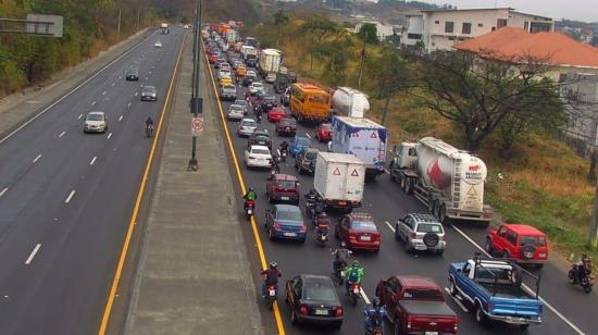 Una fila de vehículos en la vía Perimetral, frente a la Cdla. Los Olivos, sentido hacia el sur, el 4 de septiembre de 2024.