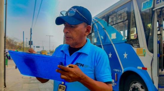 Un funcionario de la ATM en un paradero de buses de la vía Perimetral, en Guayaquil.