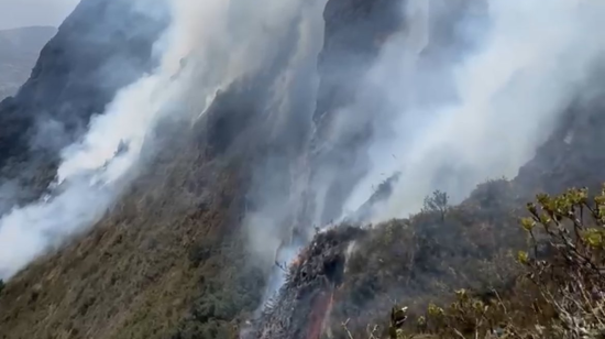 Fotografía publicada el 1 de septiembre de 2024 sobre los incendios forestales en San Fernando y Nabón, en Azuay.