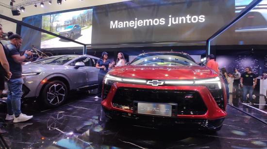 Modelos de carros eléctricos de Chevrolet en la feria Automundo en Quito, 29 de agosto de 2024.