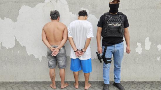 Dos jóvenes de 19 y 23 años detenidos en Guayaquil por extorsionar a comerciante