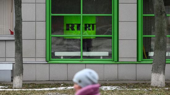 El logotipo del canal de televisión RT (Rusia Today) exhibido en la sede de la empresa en Moscú el 22 de enero de 2023.