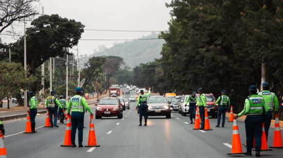 Uniformados de la Agencia de Tránsito y Movilidad (ATM) de Guayaquil durante un operativo de control en la vía a la Costa, el martes 3 de agosto de 2024.