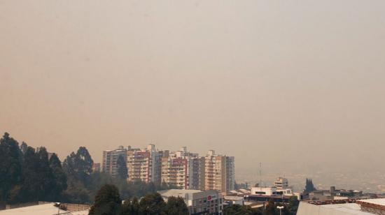 Humo de incendios forestales cubre el cielo de Quito, este 4 de septiembre