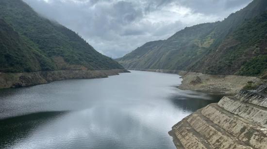 Imagen referencial del embalse Mazar, ubicado en el límite entre las provincias de Cañar y Azuay. Foto de diciembre de 2023.