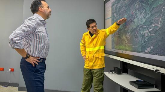 El alcalde de Quito, Pabel Muñoz, en el puesto de mando del Cuerpo de Bomberos, el 4 de septiembre.