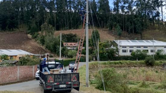 Personal de CNEL realiza trabajos de mantenimiento en la provincia de Bolívar.