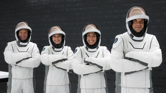 Tripulantes de la misión, Jared Isaacman (d), el piloto Scott 'Kidd' Poteet (i), y las especialistas Sarah Gillis (2d) y Anna Menon (2i).