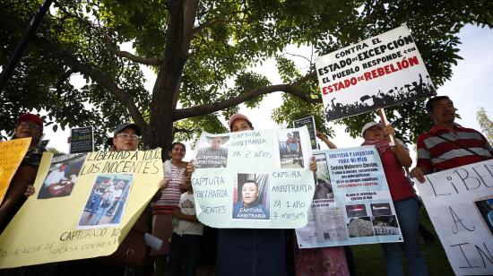 Familiares de personas detenidas bajo el régimen de excepción en El Salvador participan de una manifestación, el viernes 16 de agosto de 2024, en la capital, San Salvador.