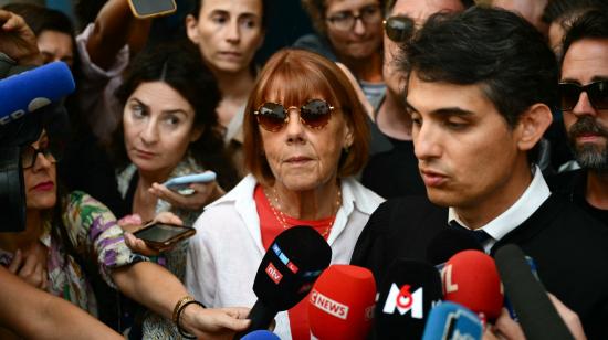 Gisele P. (centro) junto a su abogado Stephane Babonneau (der.) en declaraciones a los medios tras retirarse del juzgado en un juicio en contra de su marido, Dominique P., acusado de violarla y drogada por 10 años, el 5 de septiembre de 2024.