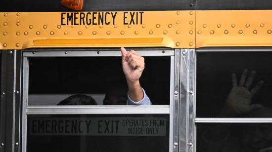 Un preso político nicaragüense levanta su pulgar mientras se sube a un bus después de llegar a una base aérea en Ciudad de Guatemala, el 5 de septiembre de 2024.