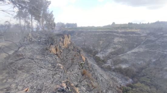 Voraces incendios forestales de Quito siguen activos en Itulcachi, Nayón y Chilibulo