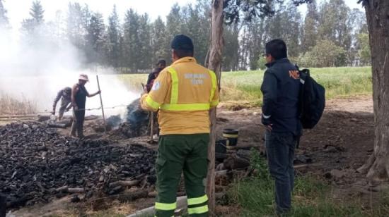 Una mujer es sancionada en Quito por quema no autorizada para producir carbón