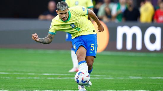 Bruno Guimaraes, de Brasil, controla el balón durante el partido del Grupo D de la Copa América ante Costa Rica en el SoFi Stadium, el 24 de junio de 2024.