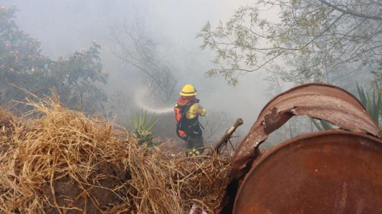 Bombero combate el fuego en Nayón, el 5 de septiembre de 2024.