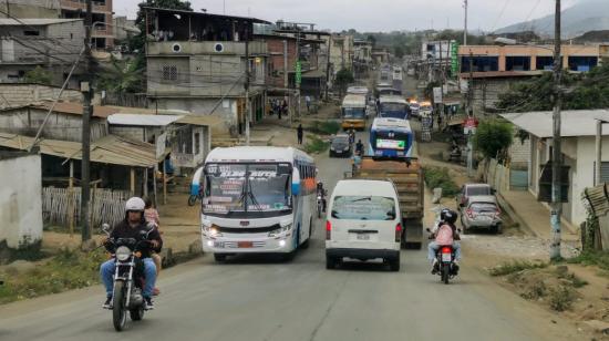 El Municipio de Guayaquil informó que está trabajando con recursos y personal propio en la pavimentación de la Sergio Toral II, al noroeste de Guayaquil, en una zona afectada por la extorsión donde un contrato para construir un parque se declaró desierto en agosto pasado.