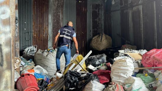 Funcionario del la Dirección de Justicia y Vigilancia del Municipio de Guayaquil recorre una de las recicladoras este 5 de septiembre de 2024.