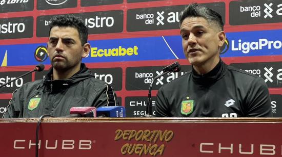 Norberto Araujo (d), nuevo técnico de Deportivo Cuenca, junto a Luis Escalada, director deportivo,  este jueves 5 de septiembre.