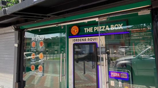 Pizza Box, un nuevo emprendimiento en Ibarra que instaló una máquina dispensadora de pizzas.