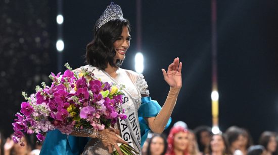 Miss Universo 2023, Sheynnis Palacios de Nicaragua, saluda tras ganar la edición 72 del certamen Miss Universo 2023.