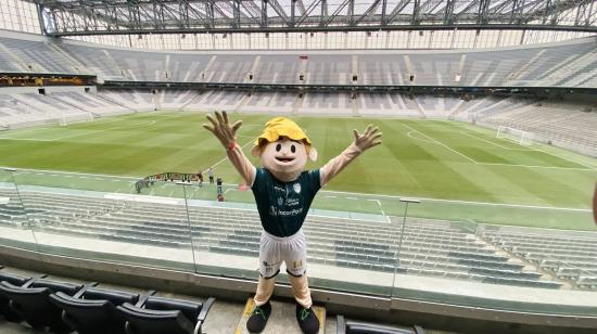 Bananerito posa para una foto en el estadio Arena da Baixada, donde juega el Athletico Paranaense.