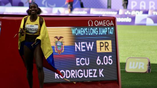 Kiara Rodríguez con una bandera de Ecuador en los Juegos Paralímpicos de París, el viernes 6 de septiembre de 2024.