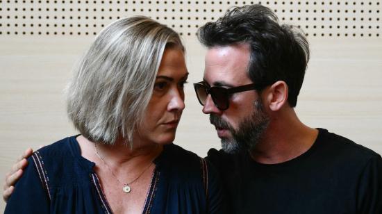 Caroline Darian (izq.) junto a su hermano Florian Pelicot, el 2 de septiembre de 2024 en Aviñon, Francia, durante juicio en contra de su padre, Dominique Pelicot, por haber drogado y permitido que extraños violen a su madre por años.