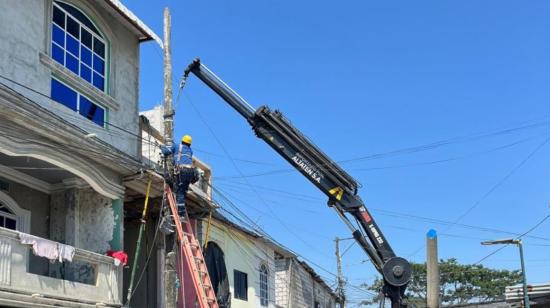 Personal de CNEL realiza el cambio de postes de luz en Samborondón.