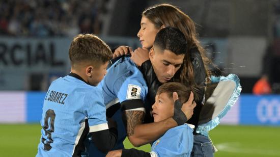 Luis Suárez con sus hijos en el partido entre Uruguay y Paraguay, 6 de septiembre de 2024.