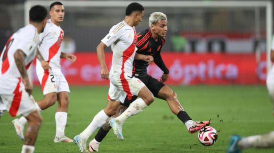 Marcos López, seleccionado peruano, disputa el balón con Richard Ríos de Colombia en el partido por la Fecha 7 de Eliminatorias, 6 de septiembre de 2024.