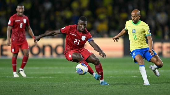 Moisés Caicedo, de Ecuador, controla el balón durante el partido ante Brasil por Eliminatorias, el 6 de septiembre de 2024.