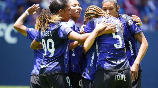 Las jugadoras de Dragonas IDV celebran uno de los goles ante Guerreras Albas, este 7 de septiembre.