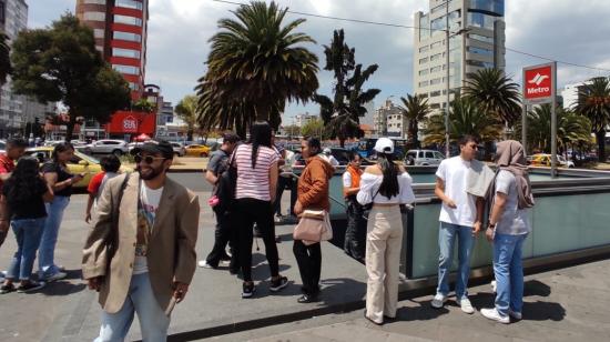 Usuarios no pueden bajar a la estación del Metro de La Carolina, el 7 de septiembre de 2024.