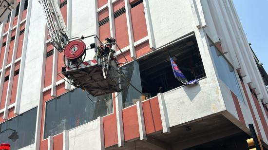 Los bomberos controlaron el incendio que se generó temor en el centro de Guayaquil.