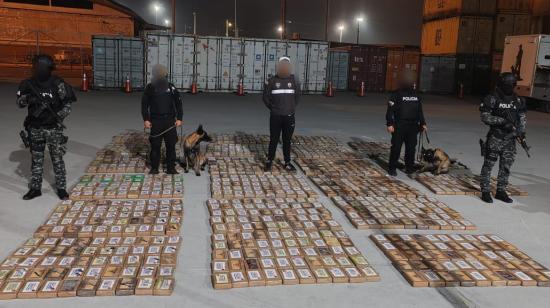 Decomiso de más de mil bloques de cocaína en uno de los puertos de Guayaquil.