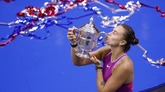 La bielorrusa Aryna Sabalenka besa el trofeo luego de ganar por primera vez el Abierto de Estados Unidos.