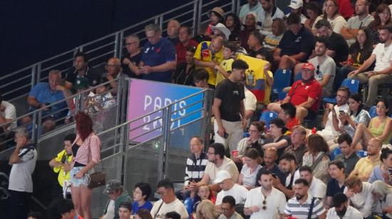 Aficionados ecuatorianos con sus banderas en el Champ de Mars arena de los Juegos Olímpicos de París, el 8 de agosto de 2024.