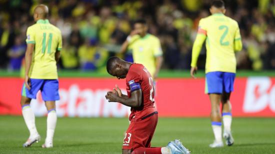 Moisés Caicedo (c), volante de la selección ecuatoriana, al finalizar el partido del 6 de septiembre ante Brasil.